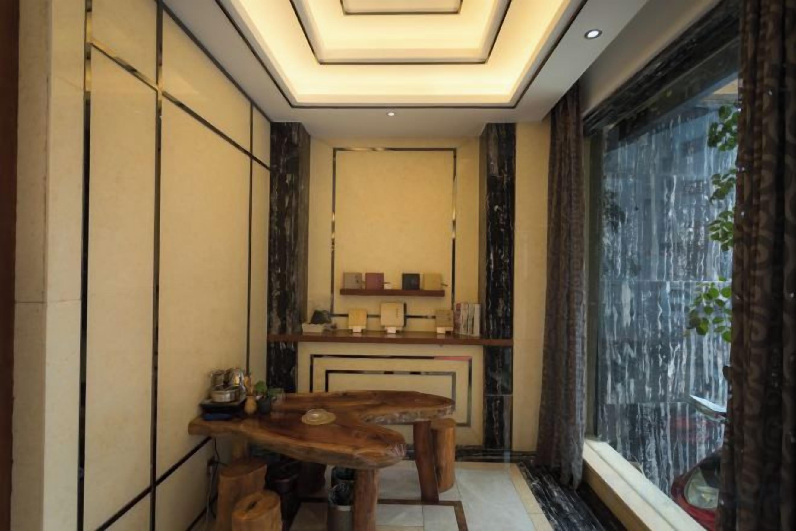 Un bagno con un mobile vanitario in legno, uno specchio e una finestra vista esterna.