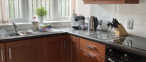 Réfrigérateur, four, plaque de cuisson, cafetière/bouilloire