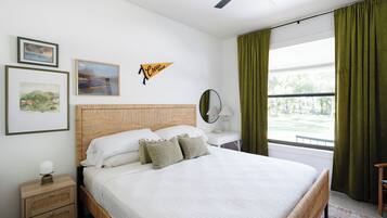 1 habitación, escritorio, tabla de planchar con plancha y cuna de viaje