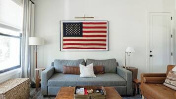 Smart TV, mesa de ping pong, libros