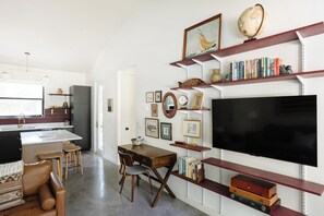 Smart TV, tavolo da ping pong, libri