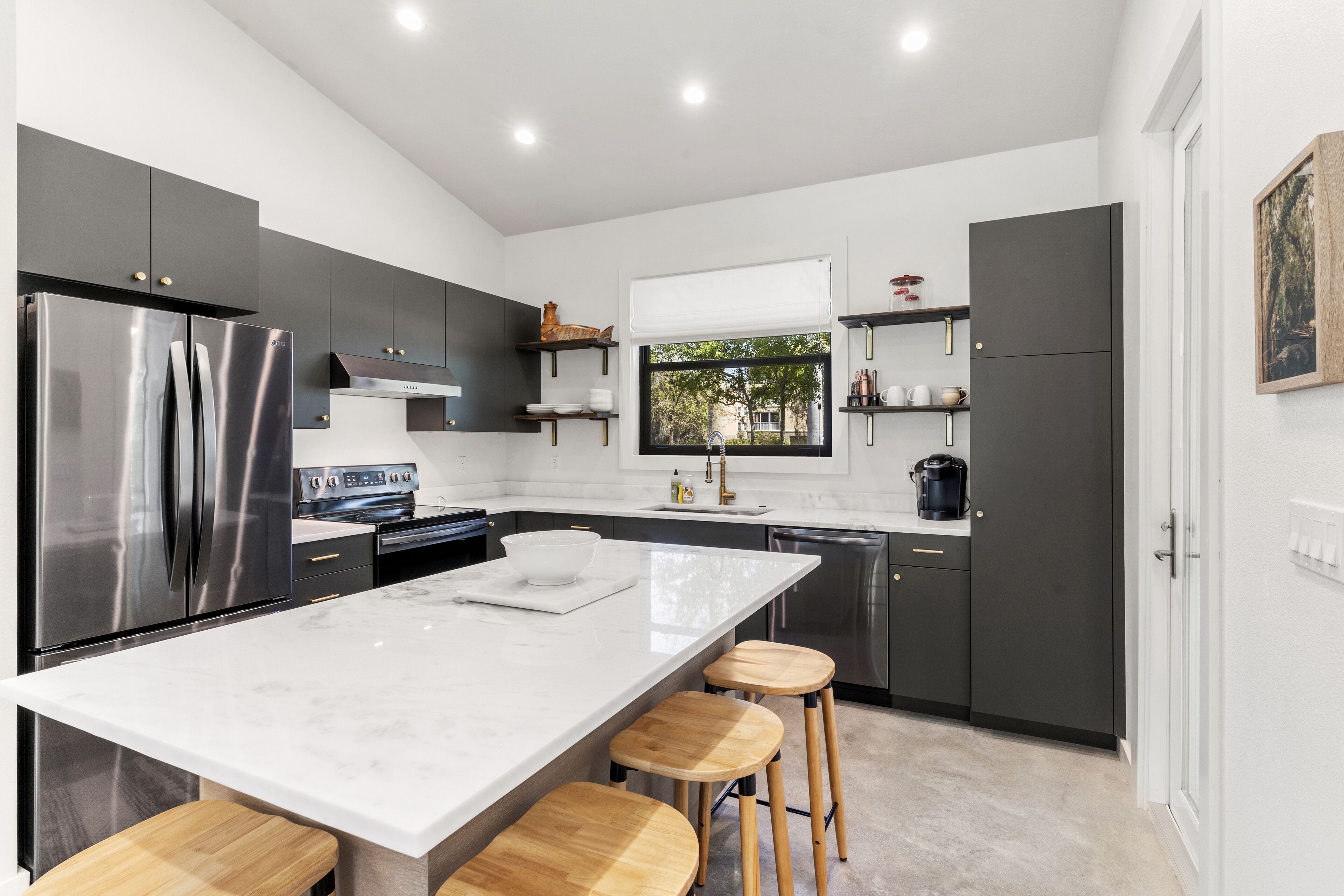 Refrigerador, microondas, horno y parrilla de estufa 