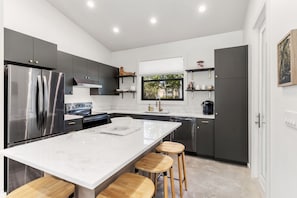 Fridge, microwave, oven, stovetop - Secluded Cottage with Hot Tub, Walking Distance to Benderson and UTC. (Sarasota)