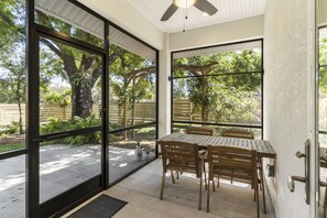 Outdoor dining - Secluded Cottage with Hot Tub, Walking Distance to Benderson and UTC. (Sarasota)