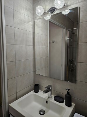 Sèche-cheveux, papier toilette