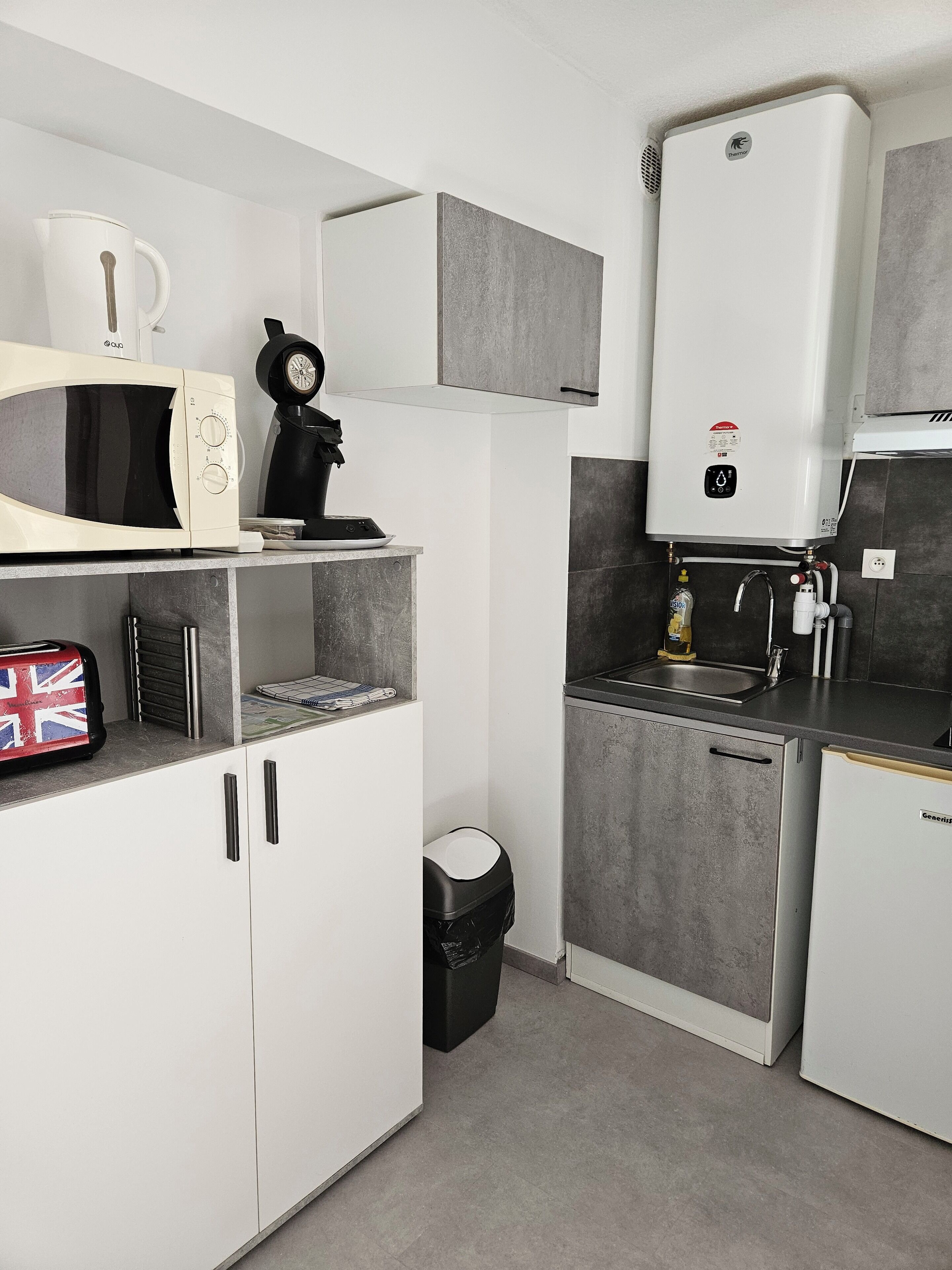 Fridge, microwave, stovetop, coffee/tea maker