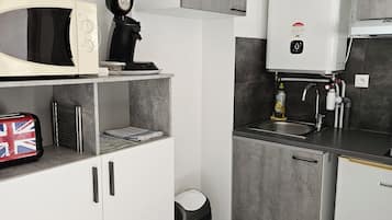 Kühlschrank, Mikrowelle, Herdplatte, Wasserkocher mit Kaffee-/Teezubehör