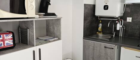 Kjøleskap, mikrobølgeovn, kokeplater og kaffetrakter/tekoker