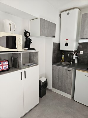 Réfrigérateur, micro-ondes, plaque de cuisson, cafetière/bouilloire