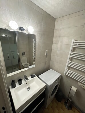 Sèche-cheveux, papier toilette