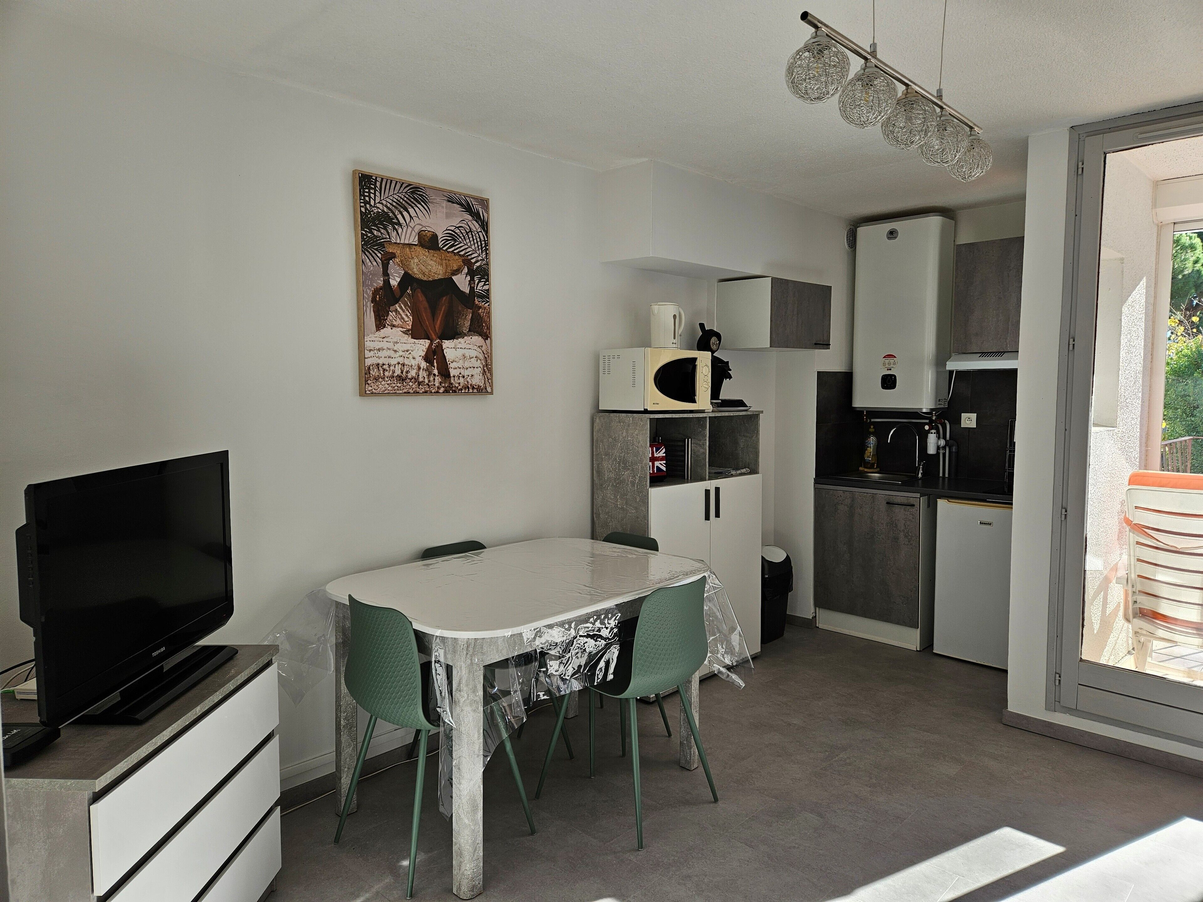 Køleskab, mikrobølgeovn, kogeplade, kaffe-/temaskine