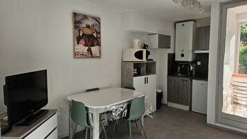 Kühlschrank, Mikrowelle, Herdplatte, Wasserkocher mit Kaffee-/Teezubehör