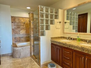 Comfort Apartment | Bathroom | Shower, hair dryer, towels, soap - Estrella de Mar (Mazatlán)