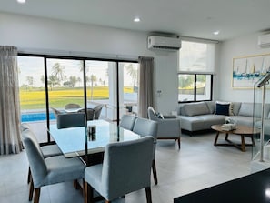 Townhouse – luksus | Oppholdsområde | En 50-tommers plasma-TV med digitale kanaler samt TV