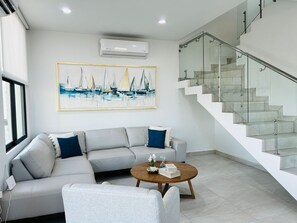 Townhouse – luksus | Oppholdsområde | En 50-tommers plasma-TV med digitale kanaler samt TV