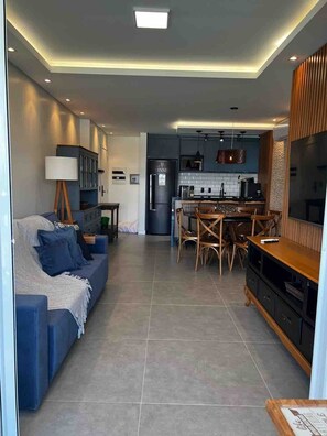 Honeymoon Apartment, Pool Access, Sea View | Private kitchen | Cookware/dishes/utensils, dining tables - Ap Premier Home Club - Turismo e Lazer (Penha)