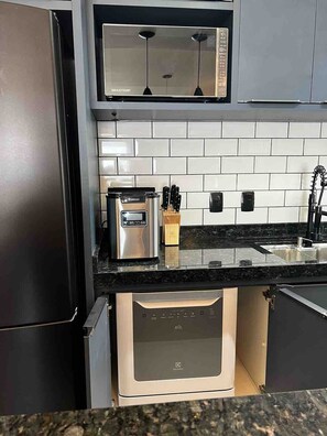 Honeymoon Apartment, Pool Access, Sea View | Private kitchen | Cookware/dishes/utensils, dining tables - Ap Premier Home Club - Turismo e Lazer (Penha)