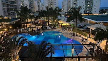 2 outdoor pools, pool umbrellas