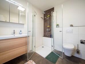 Regadera, secadora de cabello, toallas, jabón 