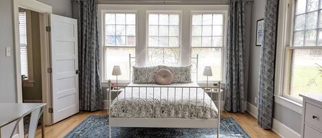 2 室のベッドルーム、デスク、アイロン / アイロン台、WiFi (無料)