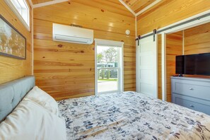 2 bedrooms, desk, iron/ironing board, Internet - Peaceful Deck & Pool Access! Blue Ridge Tiny Home (Morganton)