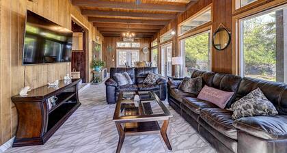 Pet-Friendly Grants Pass Home w/ Hot Tub!