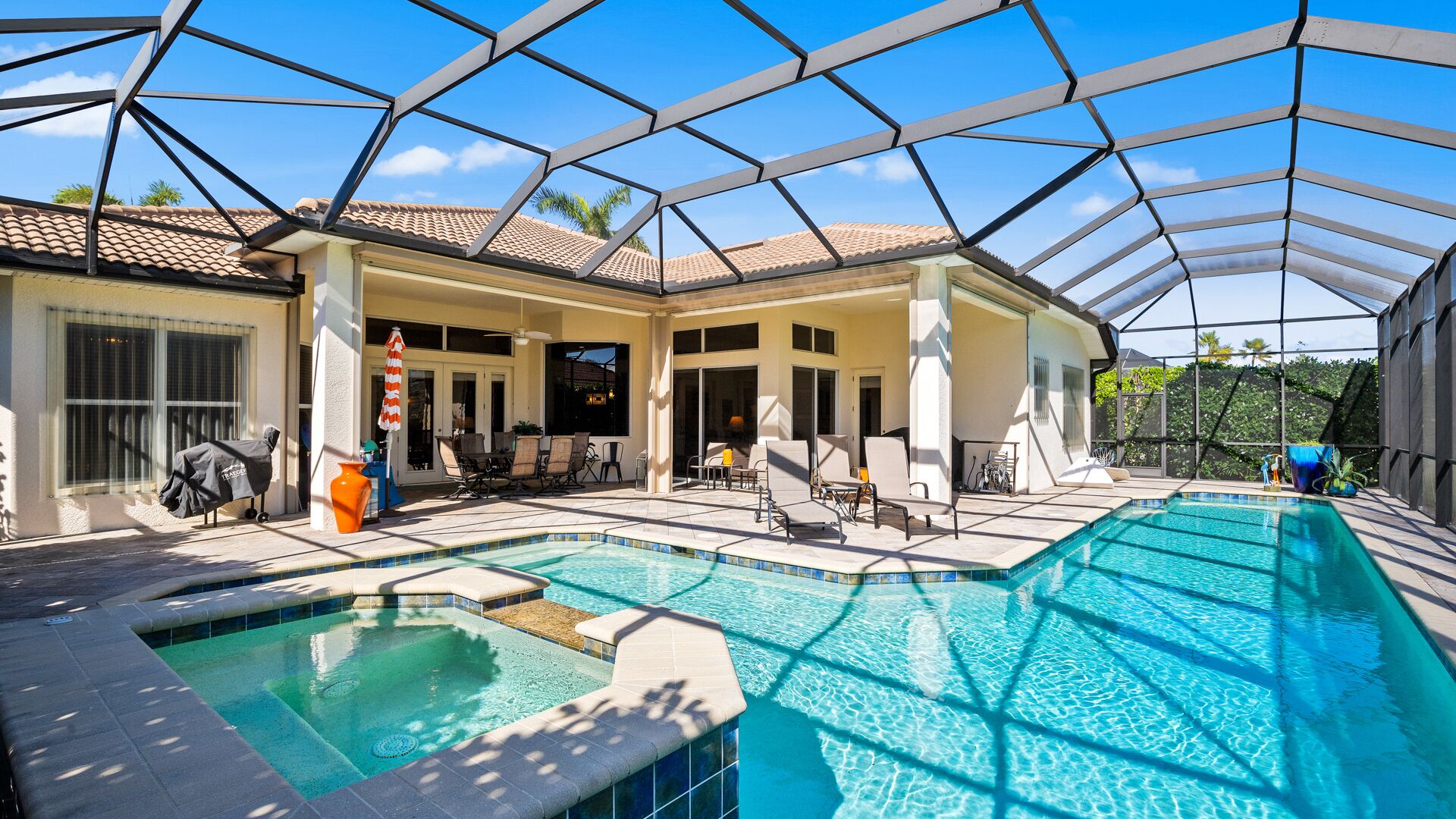 室外游泳池，恒温泳池