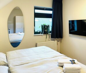 2 slaapkamers, een strijkplank/strijkijzer, reisbedje, gratis wifi