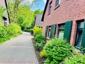A brick building with a paved pathway leading to the entrance. - Margaretha Vacation Home (Varel)