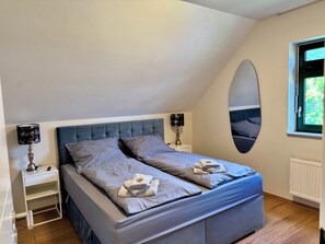 2 chambres, fer et planche à repasser, lit de bébé portatif