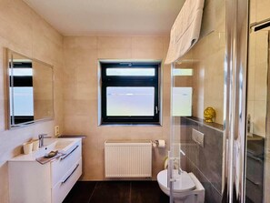 Een douche, een haardroger, handdoeken, zeep