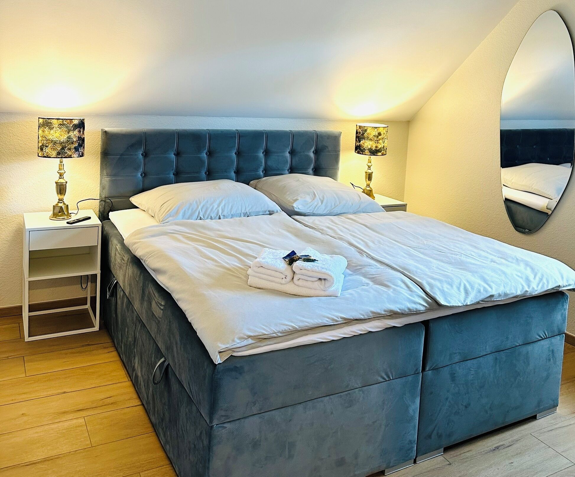 2 dormitoris, planxa i posts de planxar i un bressol de viatge 