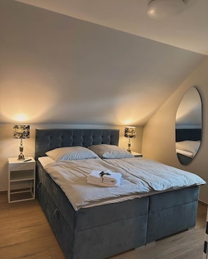 2 slaapkamers, een strijkplank/strijkijzer, reisbedje, gratis wifi