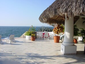 Outdoor dining - Stunning Oceanfront Villa on the Riviera Nayarit (Platanitos)
