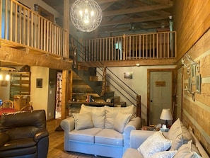 TV, peis, DVD-spiller og bøker