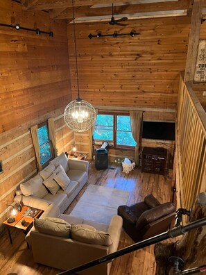 Fernseher, Kamin, DVD-Player, Bücher