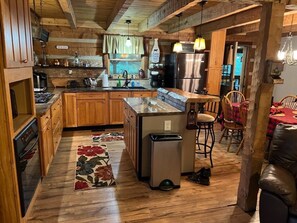 Kjøleskap, mikrobølgeovn, ovn og kokeplater