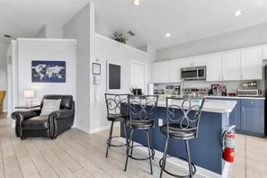 Macchina per tè/caffè, seggiolone, frullatore, piastra per waffle