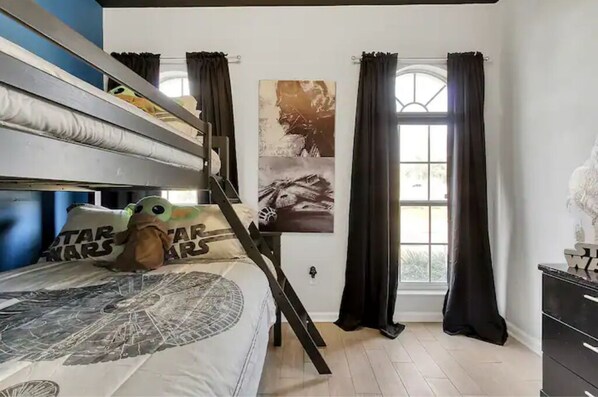 4 bedrooms, iron/ironing board, WiFi