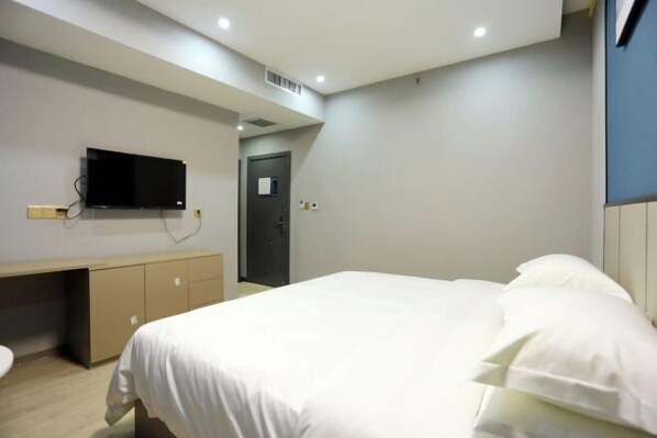 A modern hotel room with a bed, a desk, and a television. - Lingjuli Grand Hotel (Enshi Prefecture National Sports Center) (Enshi City)