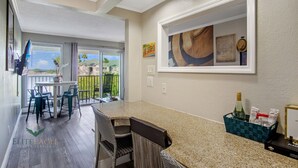Una cocina moderna con comedor, un ventanal y vistas al exterior.