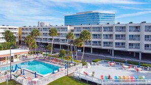 Una piscina al aire libre, una piscina climatizada