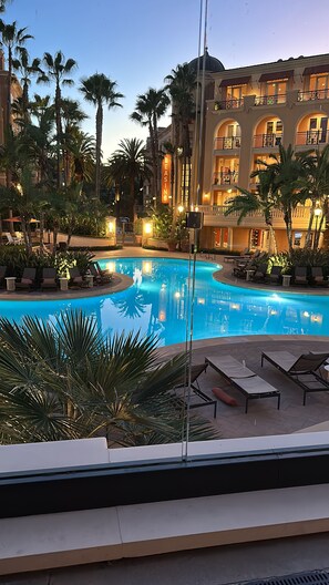 Alberca al aire libre y alberca climatizada