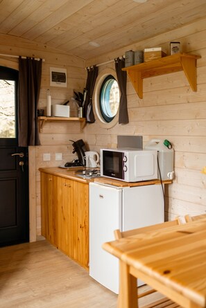 Cafetière/bouilloire, chaise haute