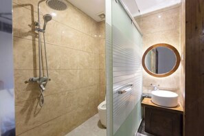 A bathroom with a shower, toilet, and a vanity with a mirror. - Longmen Yihao Inn (Zhangjiajie)