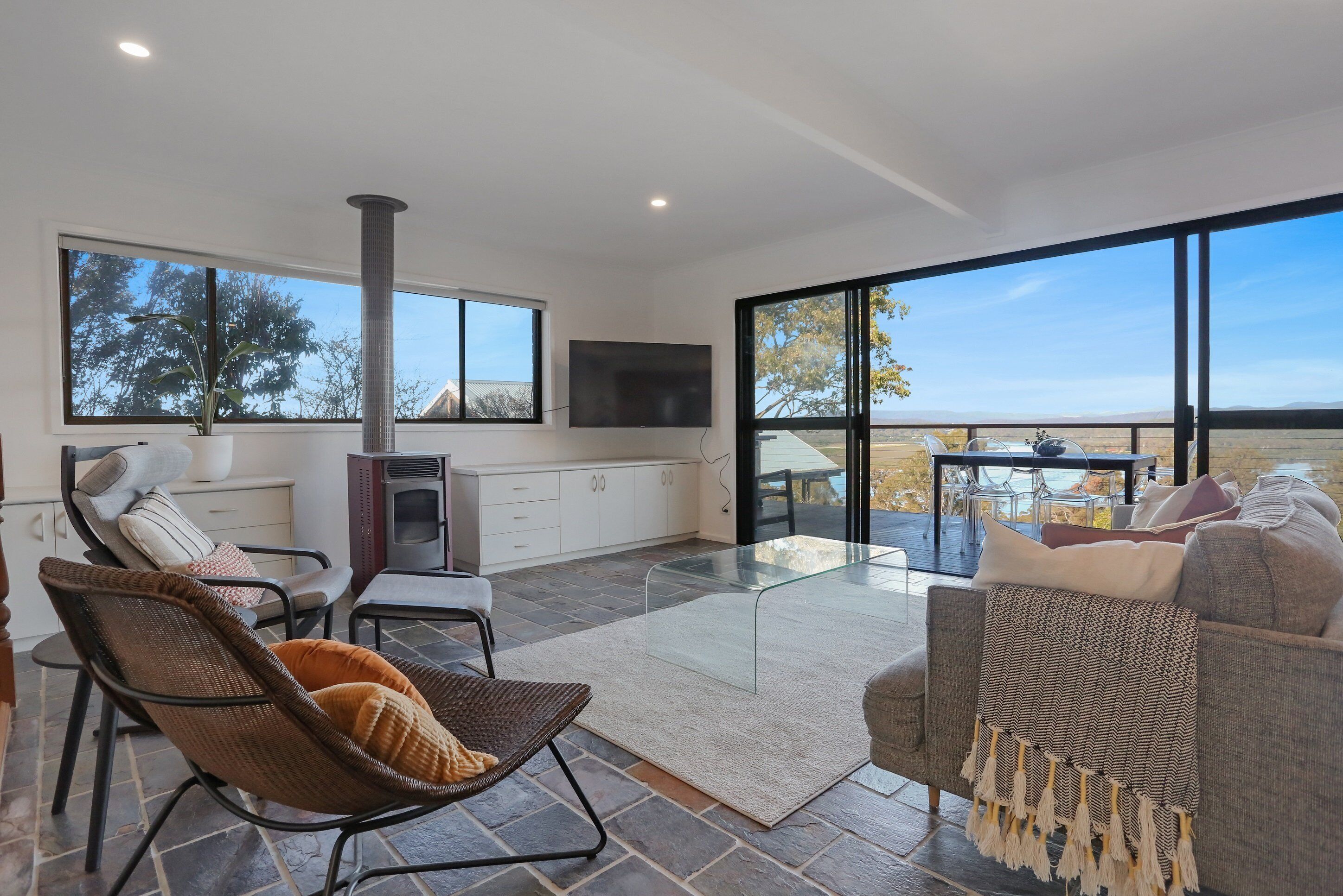 Aqua Vista - Pet Friendly With Yard And Views - South Coast