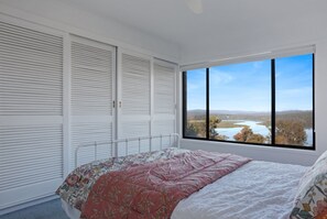 4 bedrooms, iron/ironing board, Internet, bed sheets