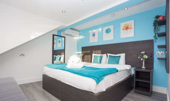 Decoración personalizada, muebles diferentes y escritorio 