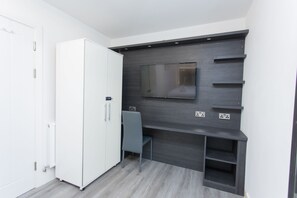 Chambre quadruple Deluxe | Décor unique, ameublement unique, bureau