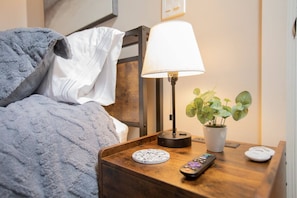 2 chambres, fer et planche à repasser, lit de bébé portatif